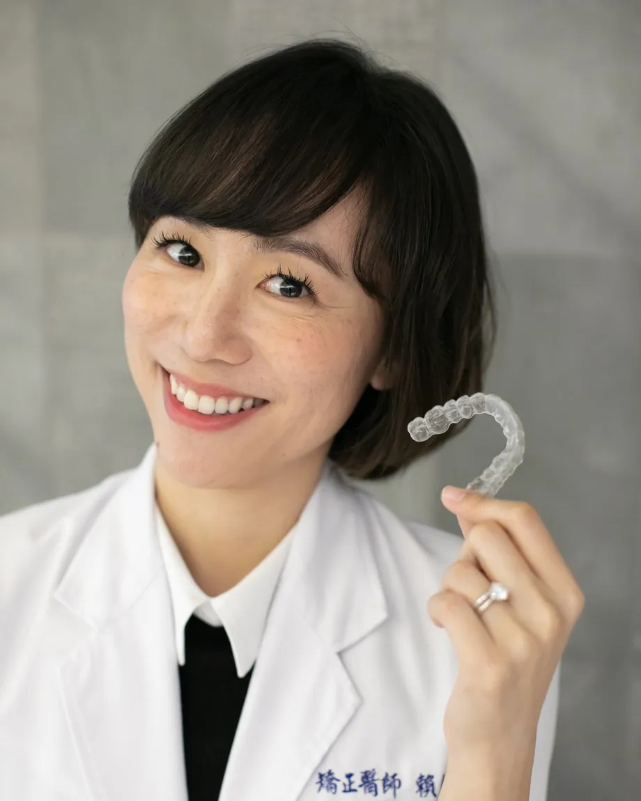 賴怡妏醫師手持隱適美透明牙套